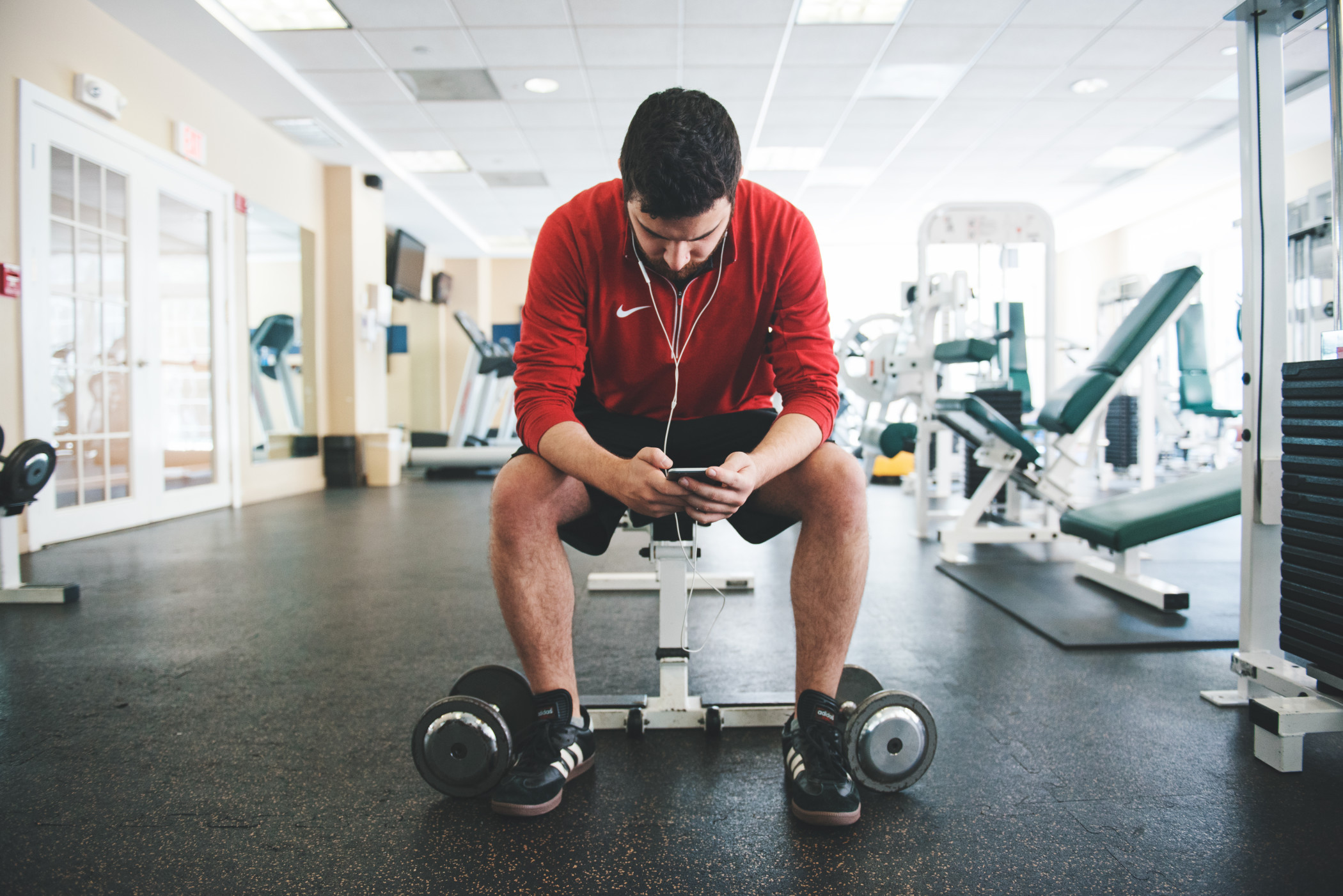 Man at the gym taking a break from lifting weights t20 ne Pje K