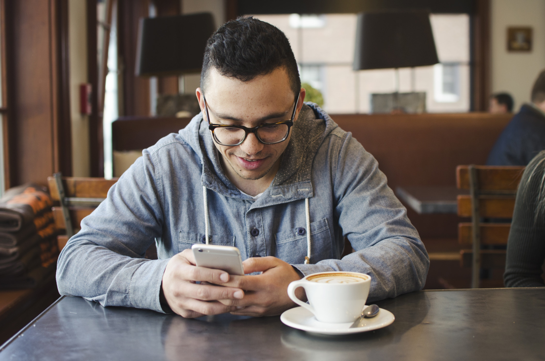 Man on phone at coffee shop t20 Zzb Wo N