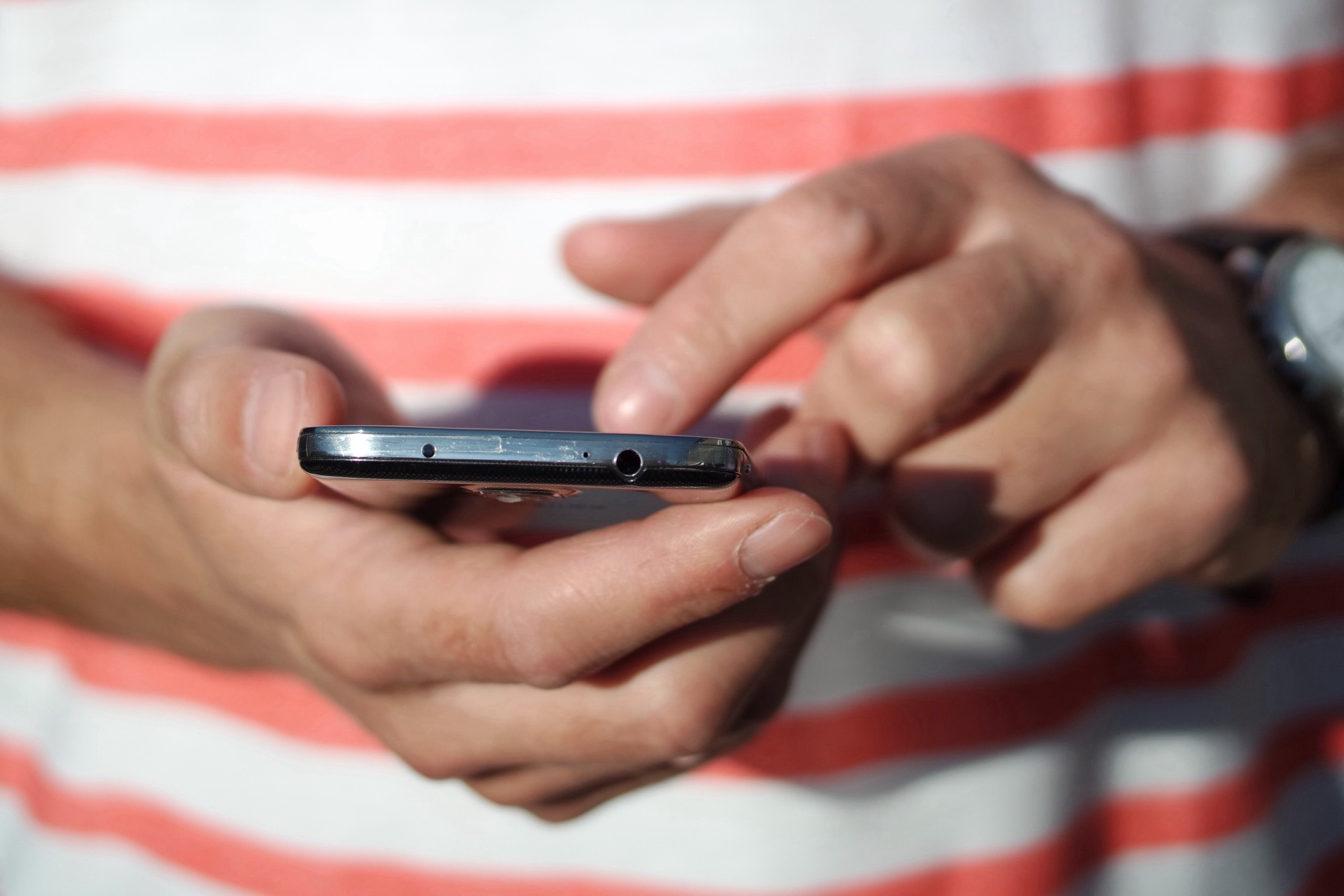 Man using mobile phone t20 0 Aln Wv