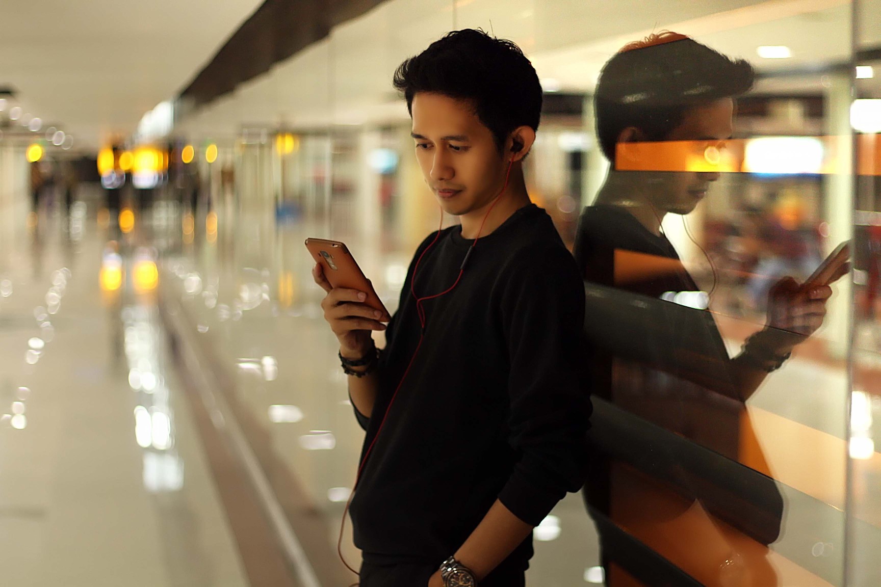 Portrait city technology airport waiting bokeh mobile phone person urban urban phone smart phone t20 En Enk Q