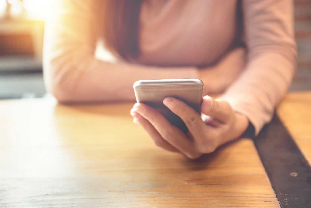 Reading-a-text-message