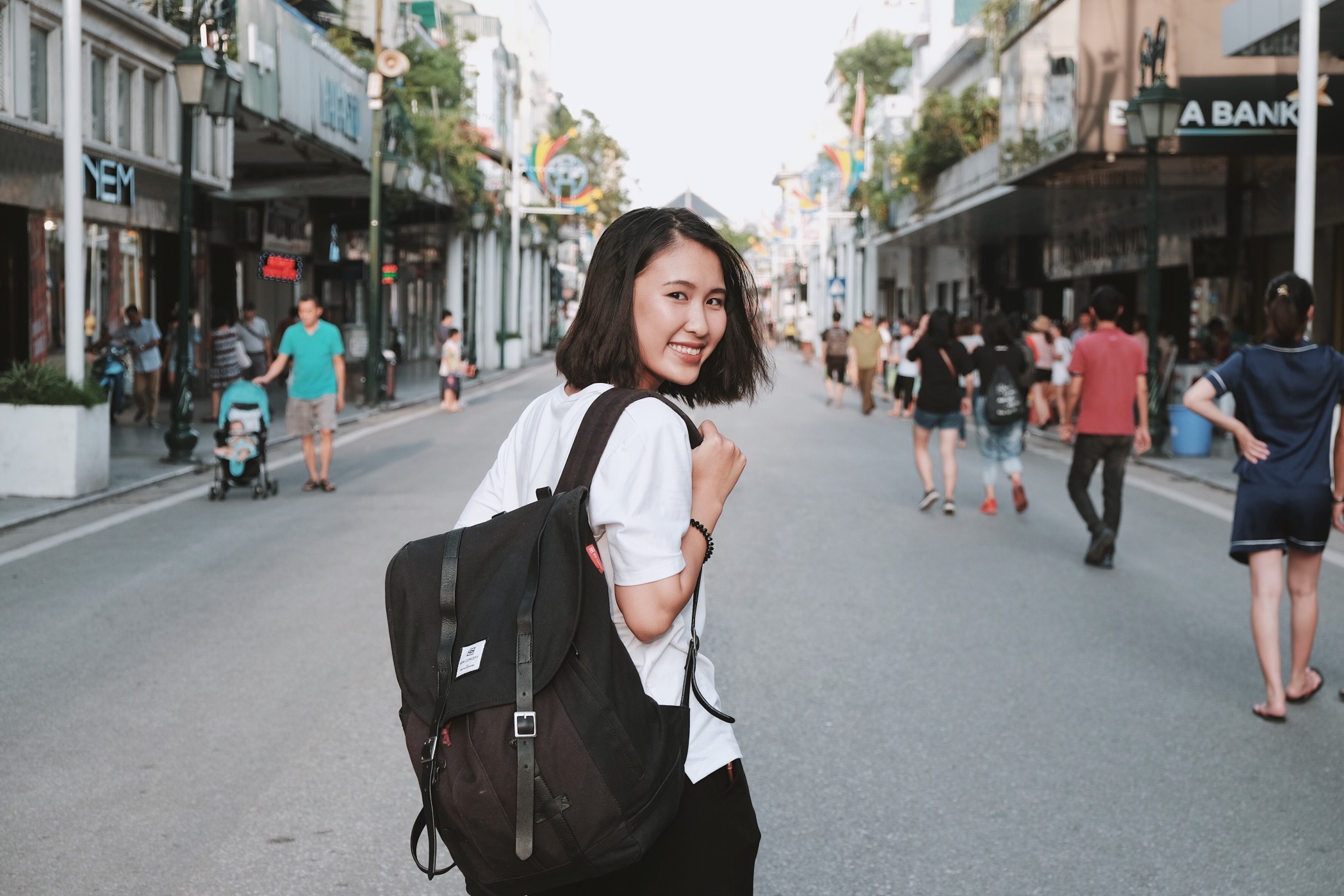 Students wearing backpack t20 Ky YZZE