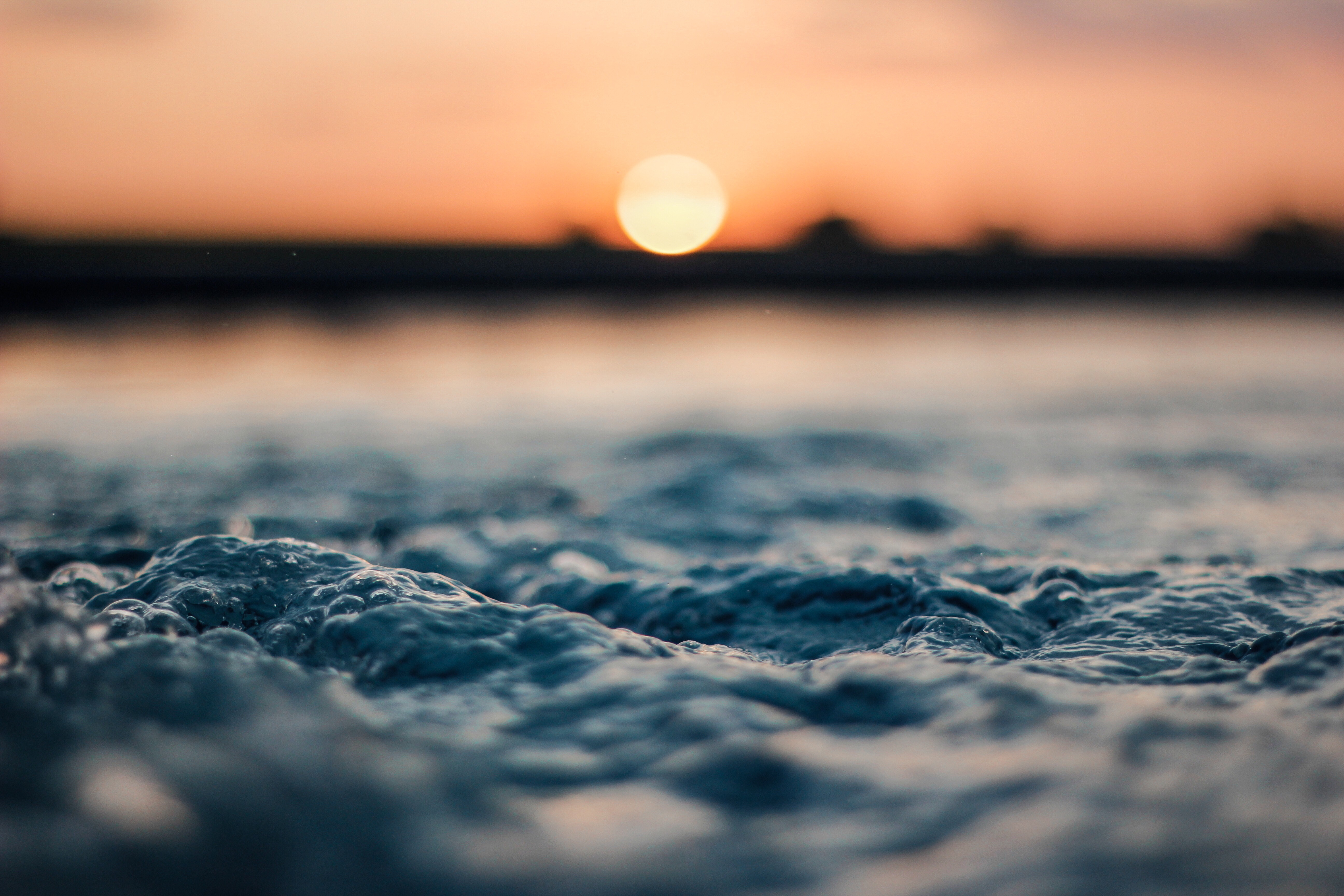 Sunset over water t20 e8xd6b