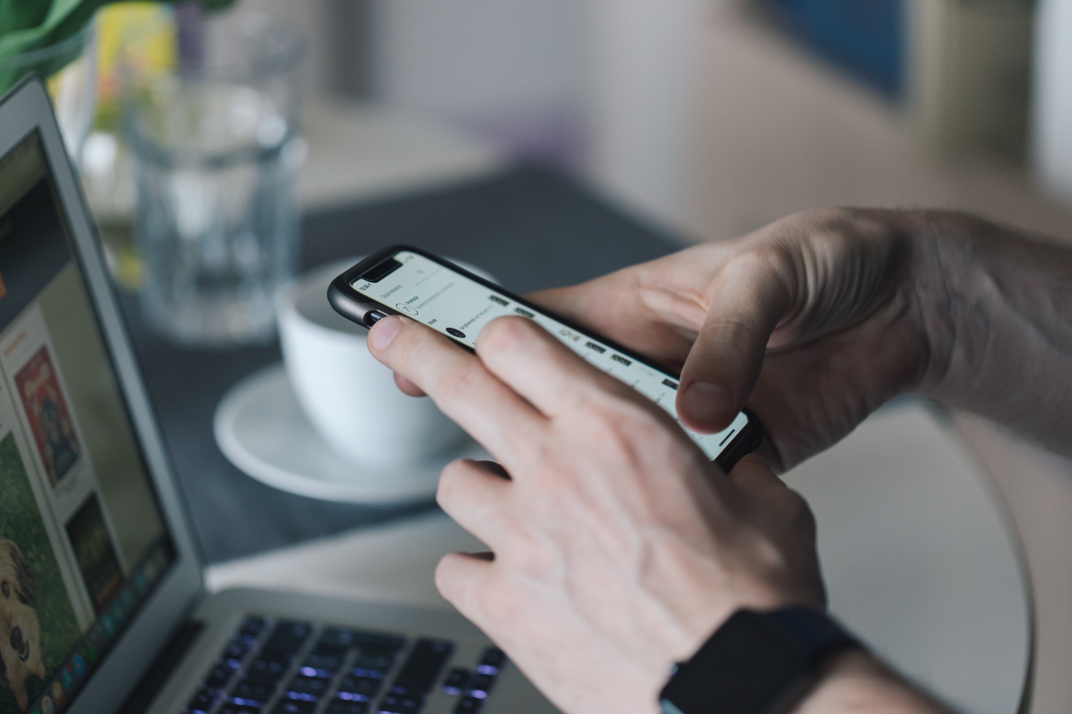 The man uses a mobile phone t20 ZVE9xb