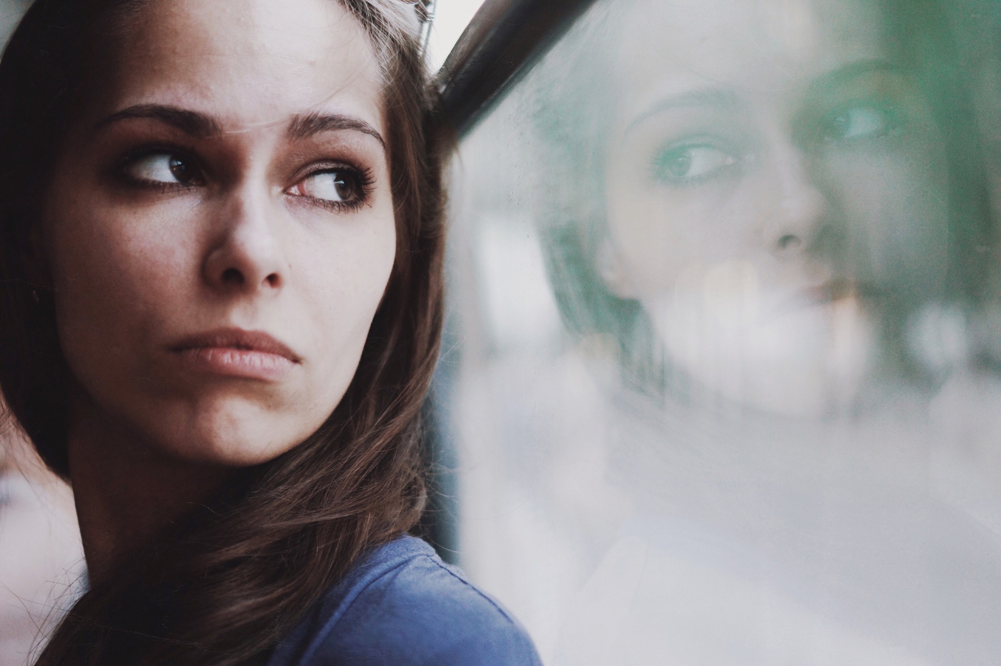 Window reflection beautiful girl t20 e8o Pab