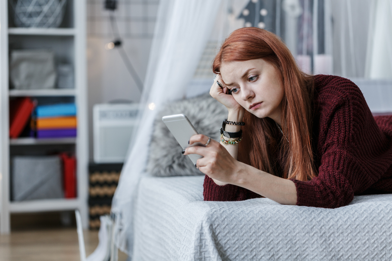 Worried-teenager-on-phone