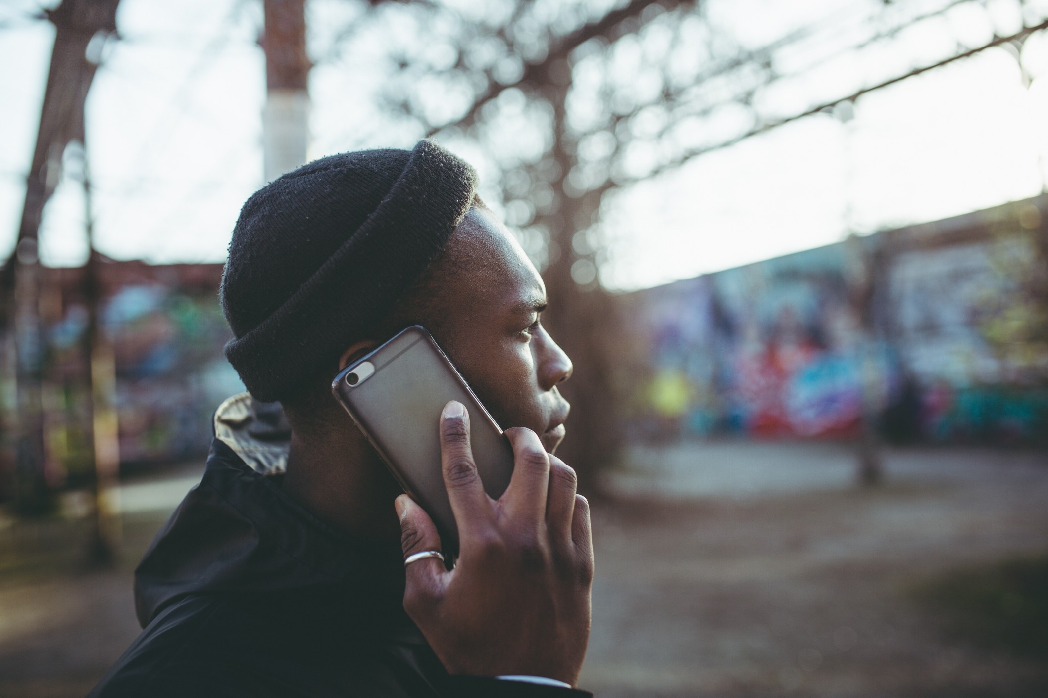 Young man is having a conversation on the phone t20 Al7k WP