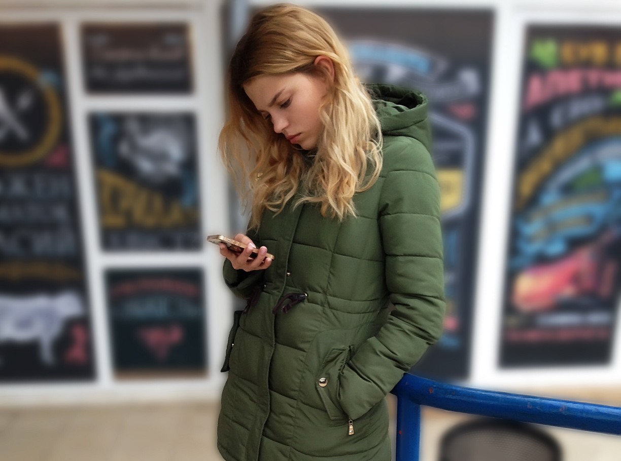 Young woman reading a sad message on mobile device t20 Jag Y6 O